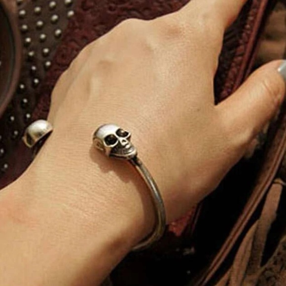 Skull design bracelet silver toned black accents - Picture 3 of 4